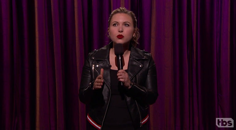 Taylor Tomlinson drops a killer set about parents and childhood on "Conan"