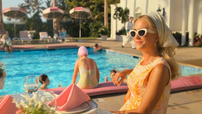 palm-royale-series-kristen-wiig-appletv